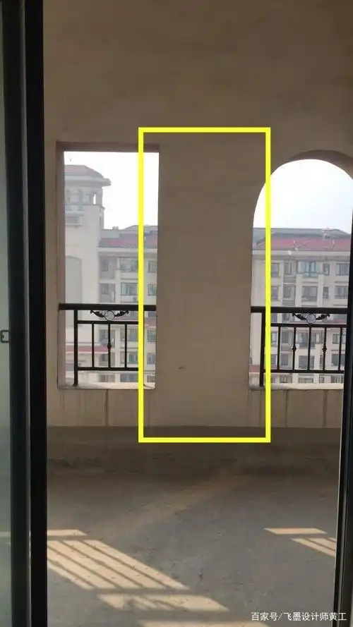 同一个小区,为什么只有住高层的业主家阳台多2根柱子?遮光碍事