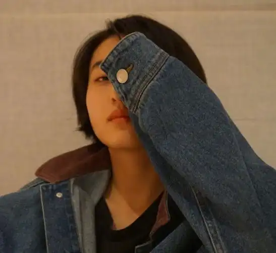 张子枫晒侧脸四连拍,我却在关注她的耳钉,妹妹越来越时尚了