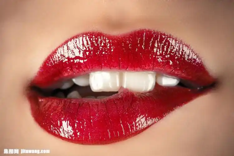 咬嘴唇的性感女人