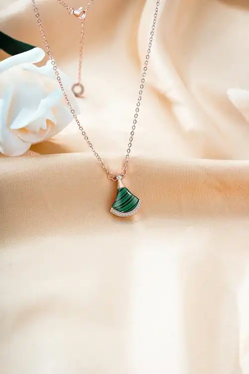 2020年流行饰品之-小裙子项链