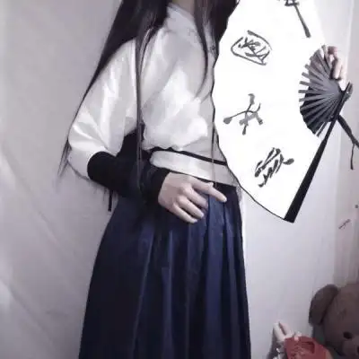 女生部位拿着扇子头像