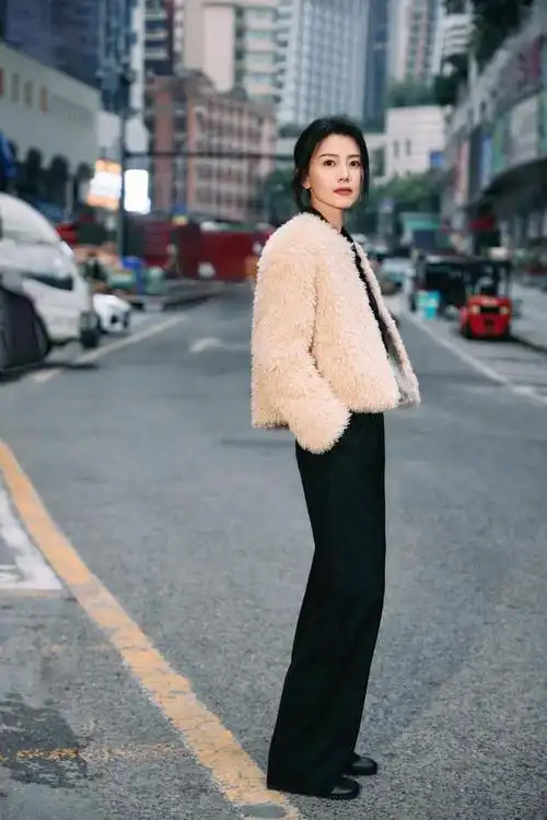 高圆圆不惧阿姨称呼随性自然的穿搭风格搭配出秋冬氛围感造型