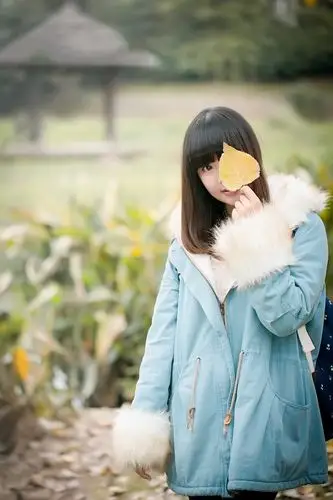 周末姑娘在公园自拍的一组照片