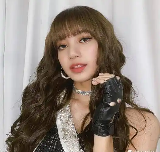 lisa"蒜头鼻"旧照曝光 完美体现女大十八变_高挺_鼻子_质疑