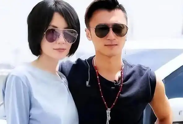 救命!王菲谢霆锋罕见同框秀恩爱,二人牵手画面甜炸了!