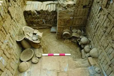 东汉刀形单室砖室墓及随葬品