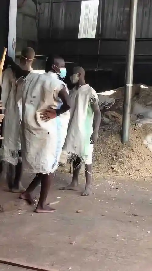 非洲的工人竟用麻袋当衣服确实节约成本