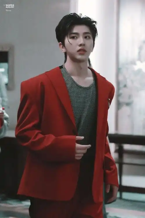 真的很帅!红色他超适合的    #蔡徐坤#ride or die至死不渝-蔡徐坤
