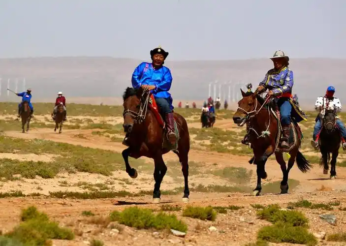 甘肃张掖蒙古族牧民赛马摔跤射箭助力旅游升温