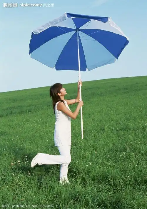撑太阳伞图片