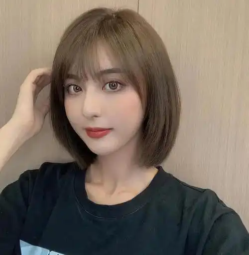 齐肩初恋发的优点就是减龄,显嫩,由于发型整体没有进行过多的烫卷