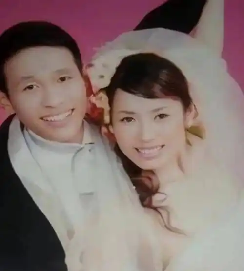 宋小宝其貌不扬,二婚老婆倒是年轻漂亮,小腹微凸疑似怀孕_王雪_妻子