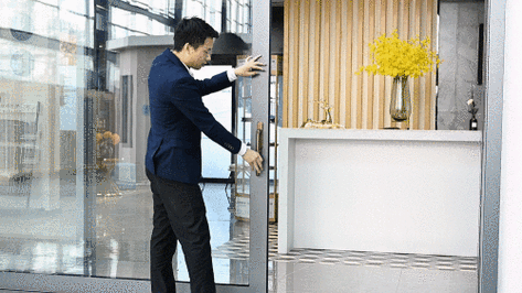 推拉,固定演示旋转门把手,门底部能承受300公斤负荷的升降辊随之动作