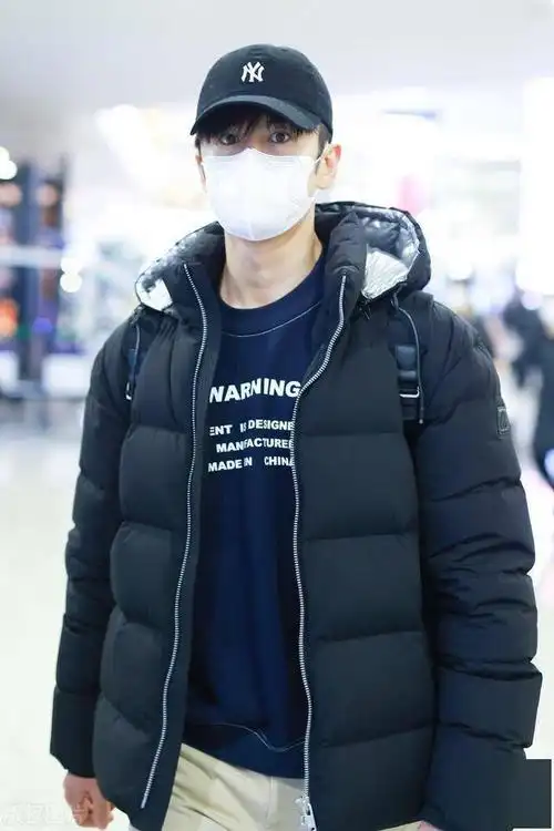 张云龙头戴了黑色的棒球帽,挡不住帅气吧.你喜欢这样的张云龙吗?