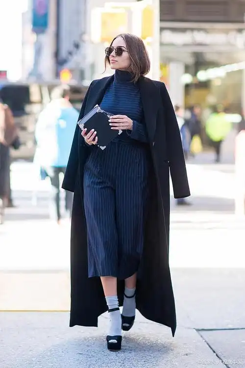 藏青色上衣配什么颜色裤子好看