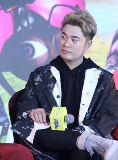 陈赫发福换了新发型网友事实是一胖毁所有