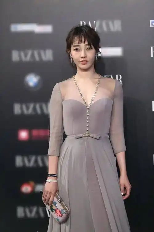 原创白百何复出后身材更丰满穿灰色v领连衣裙衬出凹凸感气质惊艳