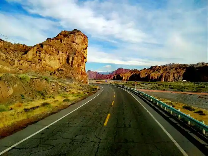 新疆伽师县西克尔康勒镇高速公路旁的丹霞地貌(2018.9.11)手机拍摄