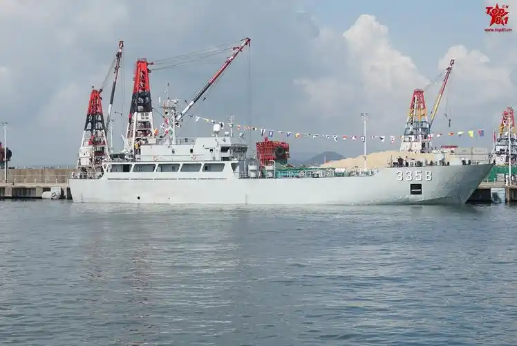 074型登陆艇3358,3359艇,隶属驻港部队舰艇大队052d型驱逐舰118