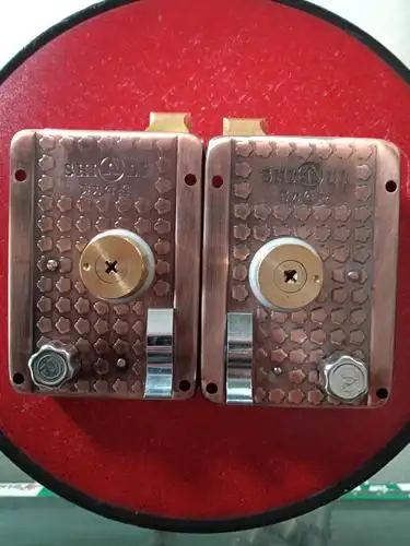 十字老式防盗门锁