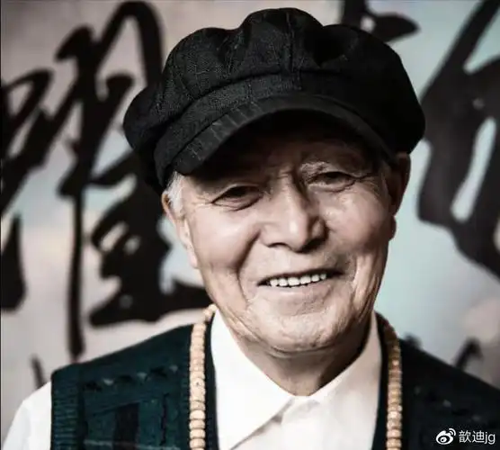 王福详,虽然没有生在网络时代,但却赶上了好时候,在外孙耀扬的协助下