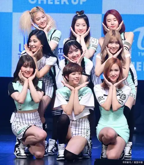 twice是jyp娱乐于2015年10月20日推出的女子演唱团体,由林娜琏,俞定延