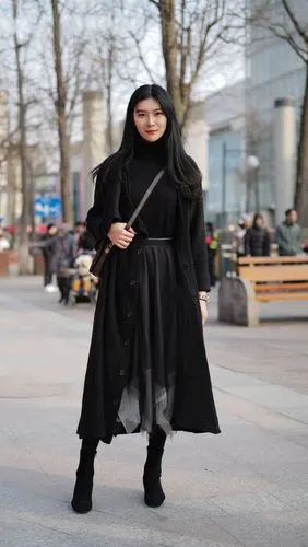 街拍:小姐姐身穿黑色呢子大衣,搭配一双黑色短靴,全身黑色系__凤凰网