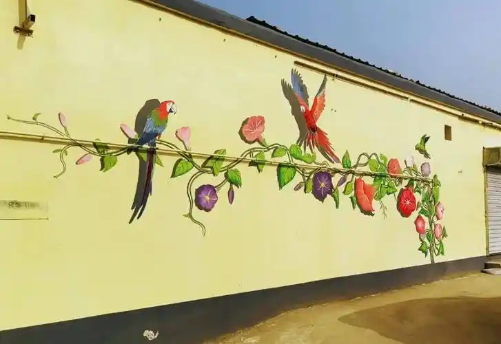 穿过油菜花田,越过南堤带状公园,靠着西韩蒋村两公里长的墙绘拾步而行