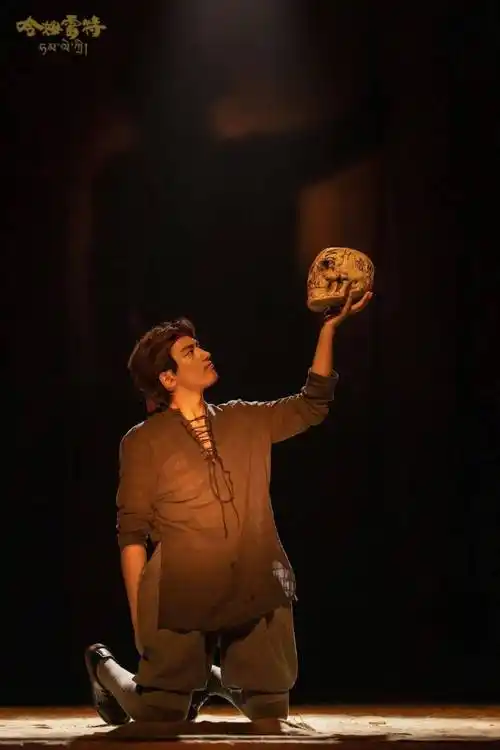 剧《哈姆雷特》|生存还是毁灭,这是一个值得考虑的问题_舞台_林兆华