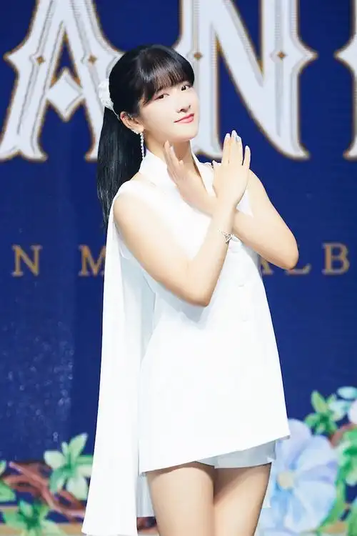 宇宙少女携新专辑回归清一色白衣白裙清纯靓丽