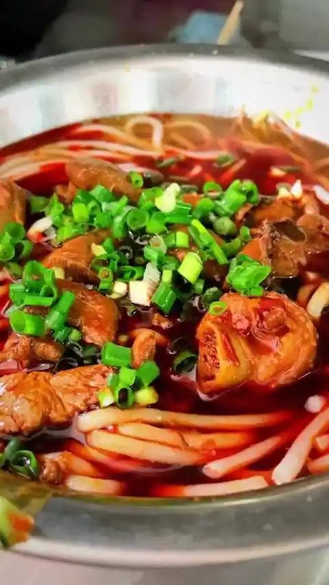 油色通红,鸡肉香辣可口的贵州经典小吃辣鸡粉/面_新浪新闻