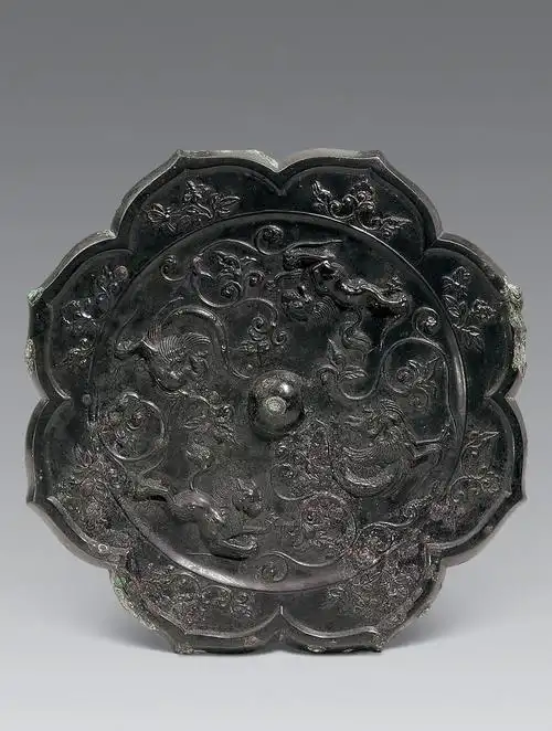 唐双兽双鸾菱花镜