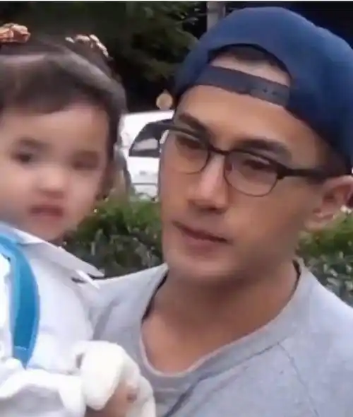 刘恺威接送女儿上学,小糯米的腿超长,抱着爸爸不放手_杨幂_媒体_成长