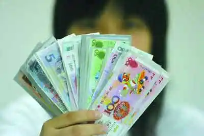 同学之间"流通"的仿真人民币 记者 唐浩 摄