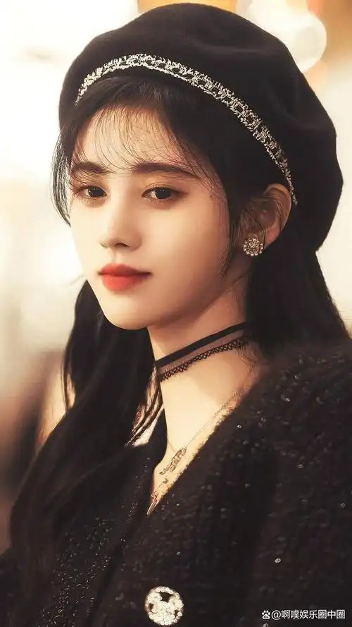 鞠婧祎属于现在比较火的流量女星,她原本的那个组合虽然女生很多,但