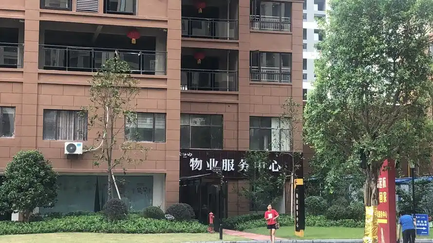 信丰县龙城江山物业要求小区业主空调外机不准挂外墙,而物业却带头