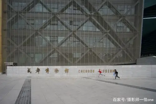 成都博物馆的大门外,孩童正在嬉戏.