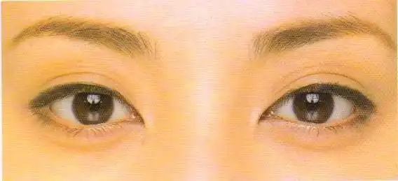 武汉力唯化妆学校教你根据自己的眼型画眼线