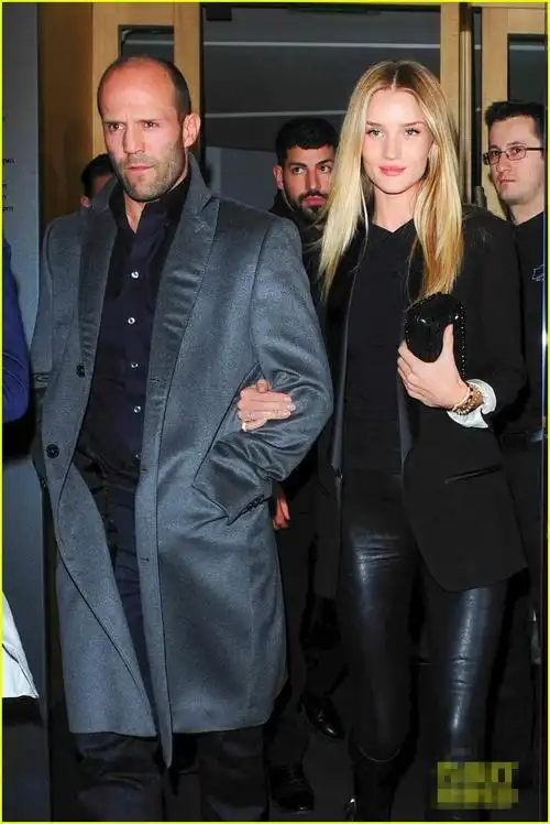 超模罗茜与男友斯坦森约会 车内撒娇索吻