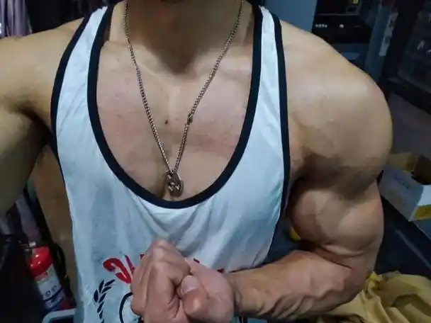 有的人手臂"青筋暴起",有的人几乎看不到青筋,哪种人更健康?