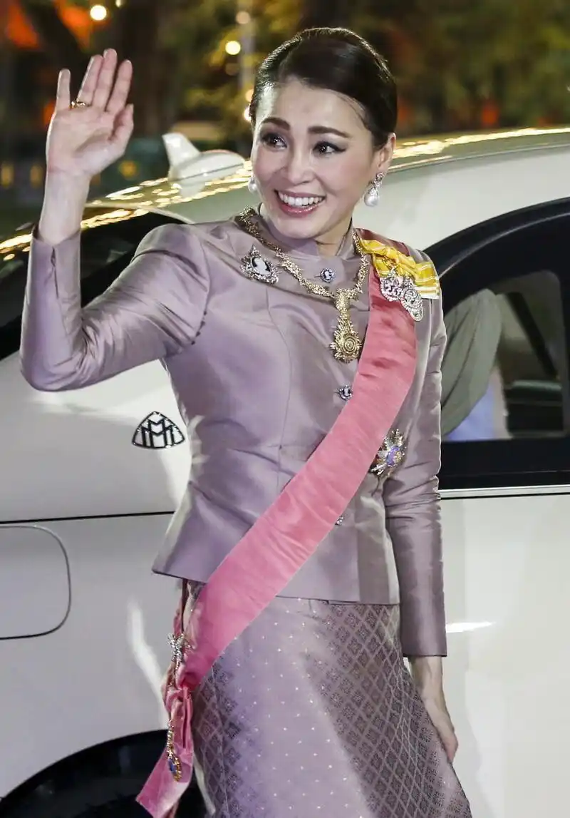 泰国王后苏提达一看就有正宫气质,穿衣朴素配珠宝,奢华还低调