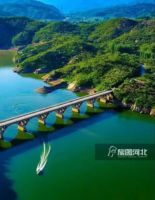 (碧玉妆成上关湖 摄影:李文惠)