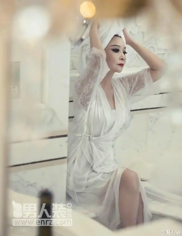 蔡明穿蕾丝裙扭臀大秀事业线