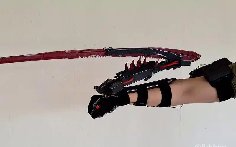 玩家自制的赛博朋克螳螂刀