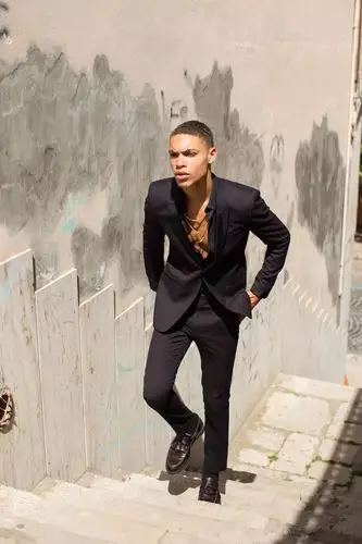 西装搭配t恤,摆脱衬衫的束缚,春夏季,一件简洁的t恤就能够和西服搭配