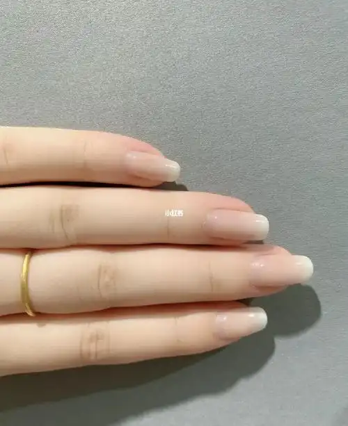 乳白色渐变指甲