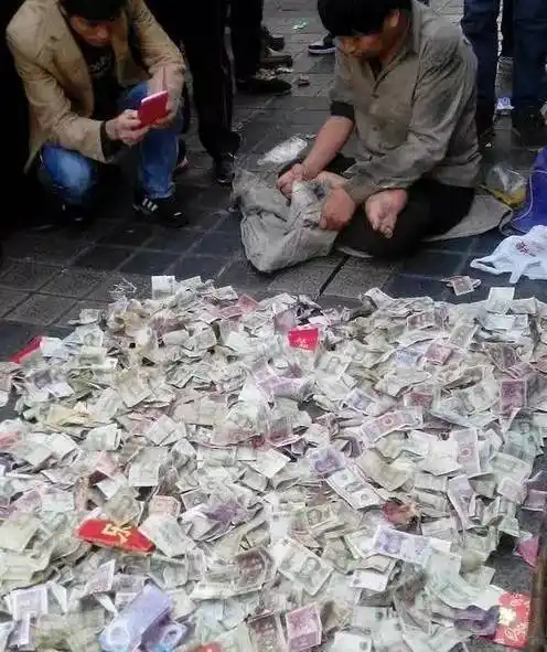 乞丐用钱摆地摊月入几万,乞丐一句话,群众们纷纷掏钱!