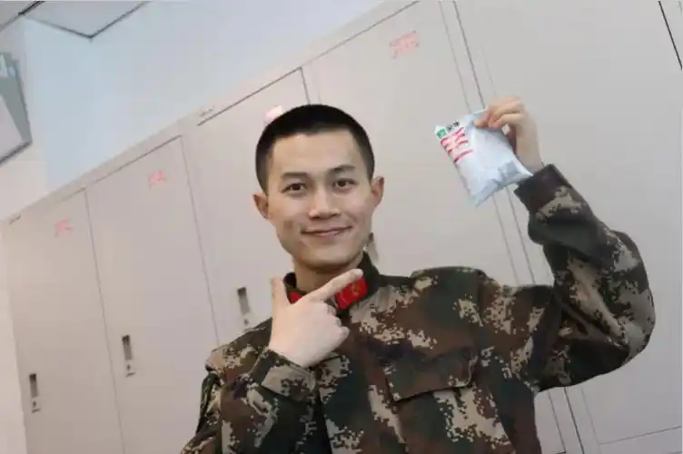 他大二入伍,服役于武警北京总队,参加国庆阅兵训练,屡获嘉奖