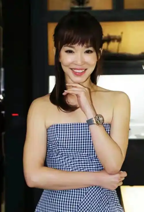 "新加坡一姐"范文芳掌握打造减龄感的关键,穿格纹裙优雅显年轻 - 知乎