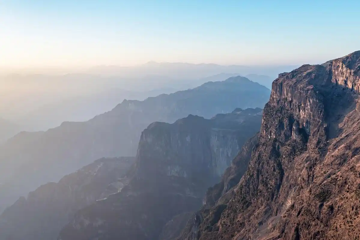 白石山景区位于中国湖北省黄石市下辖的白石山风景名胜区,是一处以